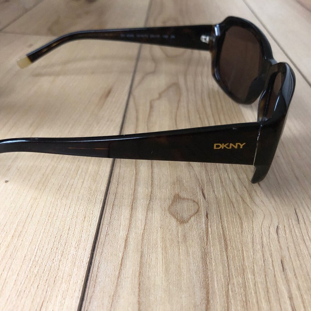 Authentic DKNY Sunglasses Women Brown Tortoise with Cream Tips. - Picture 4 of 4